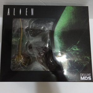 Mezco Designer Series Deluxe Alien